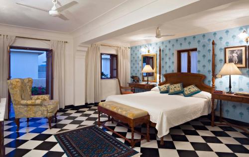 Una cama o camas en una habitación de Samode Haveli