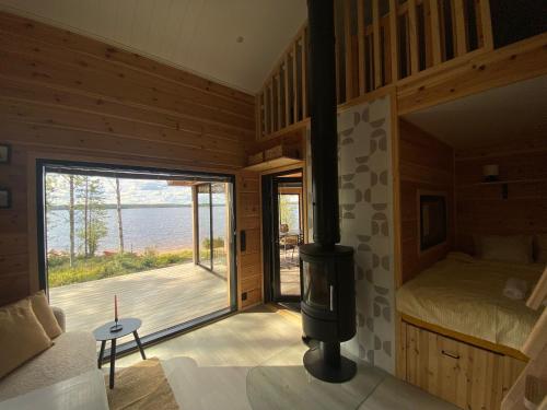 Ένα ή περισσότερα κρεβάτια σε δωμάτιο στο Kettula Getaway - Sauna Cabin