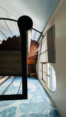 - une piscine avec un sol en verre dans la chambre dans l'établissement Village 40 Phuket Old Town, à Phuket