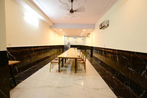 Un comedor con una mesa larga y sillas. en Ranthambore Sawai Palace, en Sawāi Mādhopur