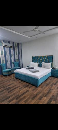ein Schlafzimmer mit großem Bett und Holzboden in der Unterkunft safari hotel shimlapahari in Lahore