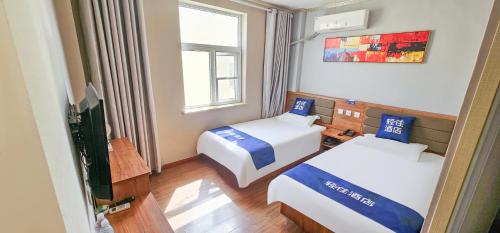 Postel nebo postele na pokoji v ubytování Qingzhu Hotel Daimiao Branch