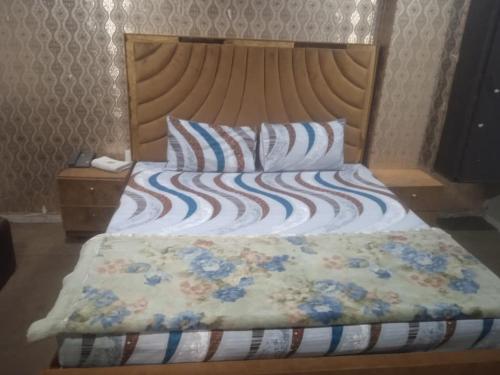 Ein Bett oder Betten in einem Zimmer der Unterkunft safari hotel shimlapahari