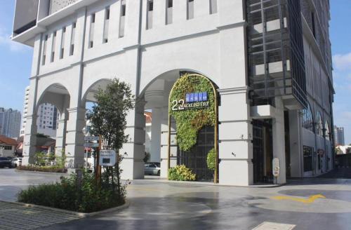 a large white building with an archway in a street at 22 Macalisterz 2025 Georgetown Premium 顶楼无边泳池 in George Town