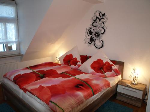Säng eller sängar i ett rum på Ferienwohnung Klatschmohn