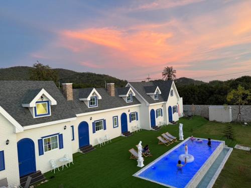 an aerial view of a house with a swimming pool at Britishhillresort สัตหีบ บางเสร่ ช่องเเสมสาร in Ban Tao Than