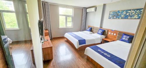 Postel nebo postele na pokoji v ubytování Qingzhu Hotel Daimiao Branch
