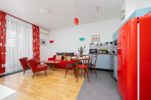 American Retro Apartment with Balcony Warsaw Powiśle by Noclegi Renters