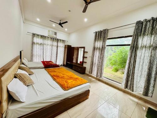 Postel nebo postele na pokoji v ubytování Aasim farm house gurgaon with pool