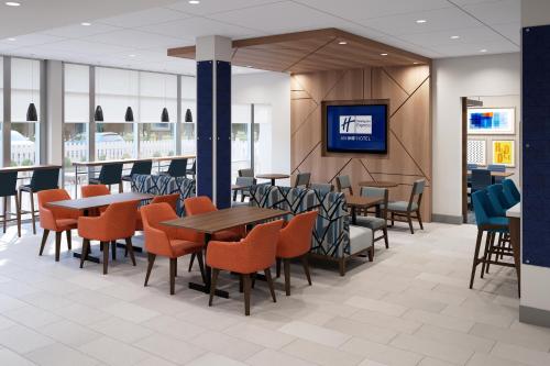 Posezení v ubytování Holiday Inn Express Montgomery East I-85 by IHG