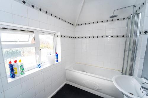 Koupelna v ubytování 3 Bed House - Sleeps 5 - Pets - Garden - Parking