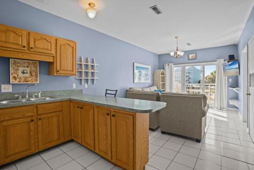 una cucina con lavandino e un divano in una camera di Baywatch F-3 a Villa Sabine