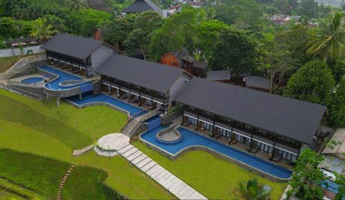 une vue aérienne d'une maison avec piscine dans l'établissement Hotel Santika Premiere Hills Resort Cibadak Sukabumi, à Cibadak
