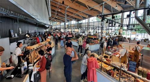 een groep mensen die op een markt staat bij Duplex industriel - Centre ville Parking privé WIFI in Angers