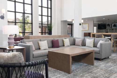Ein Sitzbereich in der Unterkunft Staybridge Suites Denver - Central Park by IHG
