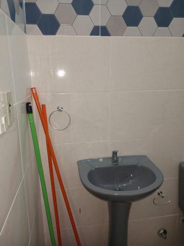 a bathroom with a sink and a toothbrush at La casita de Miguel in Villarrica