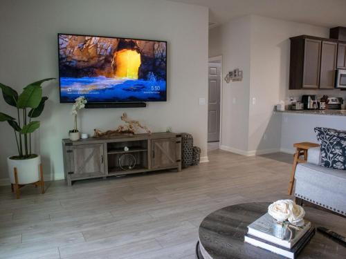 Televisyen dan/atau pusat hiburan di Entire Home in Palm Bay