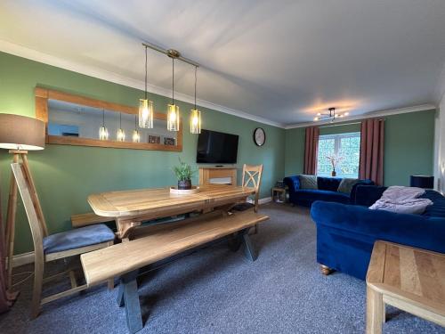 TV a/nebo společenská místnost v ubytování 6 Bed, Sleeps 14, En-suites & Parking