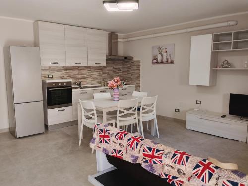 a kitchen and dining room with a table and chairs at Casa Vacanze Giulietta in Vasanello