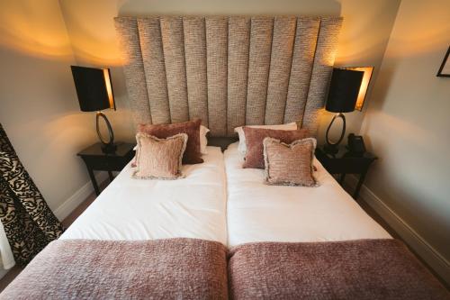 Postel nebo postele na pokoji v ubytování Keenans Boutique Hotel