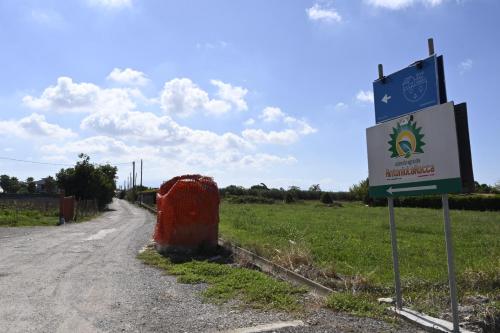 a sign on the side of a road next to a field at House Edda Serena - Casa Vacanze Salerno in Pontecagnano