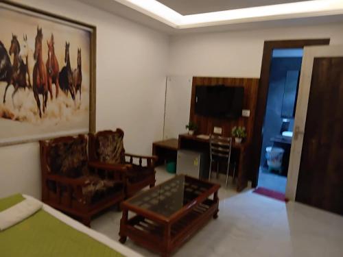 TV o dispositivi per l'intrattenimento presso Hotel IS saan Place A Family Hotel Delhi Airport