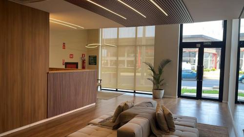 a living room with a couch in the middle at Studio Cuiabá in Cuiabá