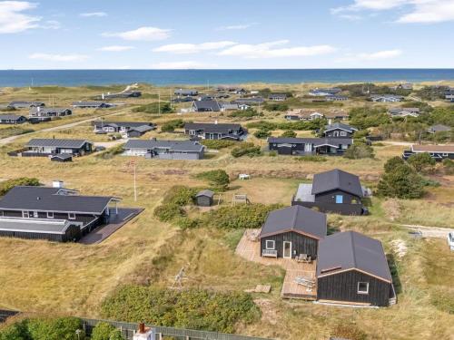 Holiday Home Carstina - 400m from the sea by Interhome في سكاغن: اطلالة جوية على مزرعة فيها بيوت