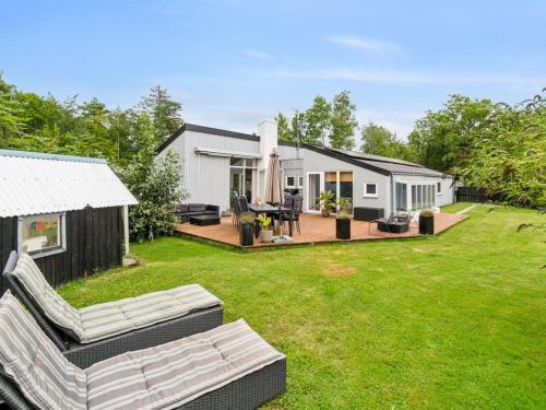 En have udenfor Holiday Home Maritha - 400m from the sea by Interhome