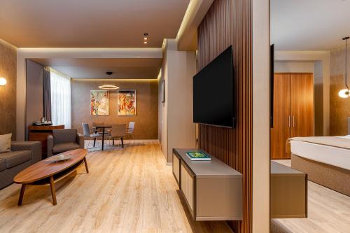 TV a/nebo společenská místnost v ubytování RIN Airport Hotel