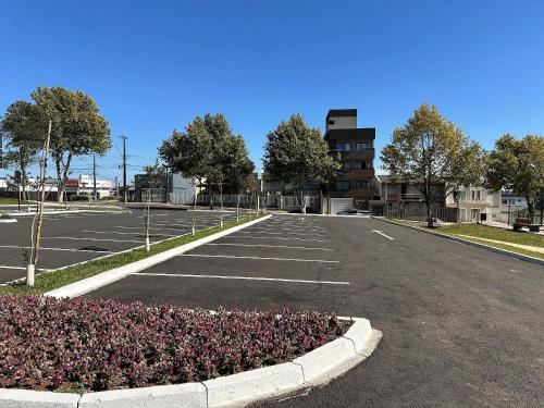 an empty parking lot with a bunch of flowers at Loft com ar-condicionado no Centro in Guarapuava