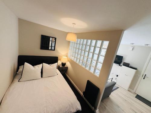 Ένα ή περισσότερα κρεβάτια σε δωμάτιο στο Cosy studio flat