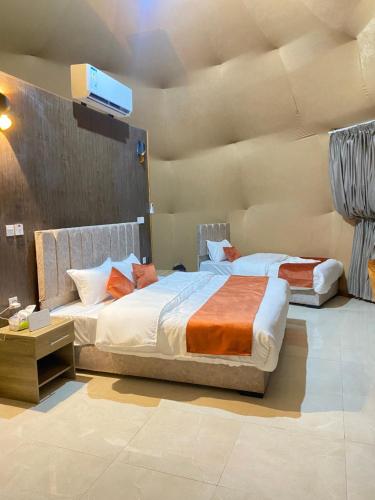 Giường trong phòng chung tại Wadi Rum famous luxury camp