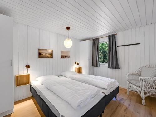 Ein Bett oder Betten in einem Zimmer der Unterkunft Holiday Home Allen - 1km from the sea by Interhome