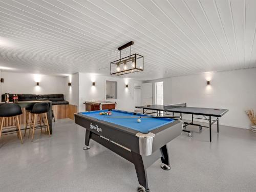 Ein Billardtisch in der Unterkunft Holiday Home Allen - 1km from the sea by Interhome
