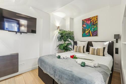 Voodi või voodid majutusasutuse Lavie Maison jacuzzi Saint Germain toas