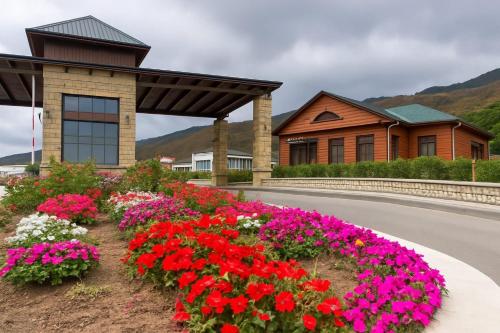 un jardín de flores frente a un edificio en Deluxe Park Qusar Resort & Spa Hotel, en Qusar