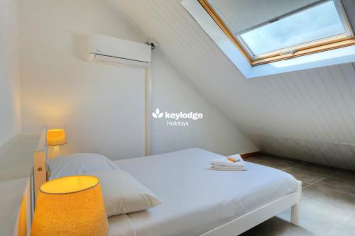 a small bedroom with a bed and a window at Mosala 4 - T3 pieds dans l'eau à Saint-Leu in Saint-Leu