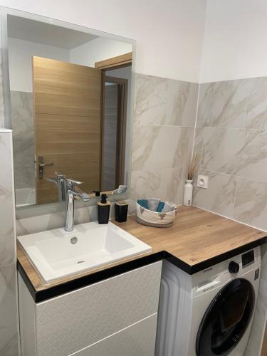 Køkken eller tekøkken på Maison moderne proche CDG