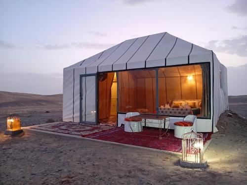 a small house in the middle of the desert at Luxury Queen Camp in Tisserdmine