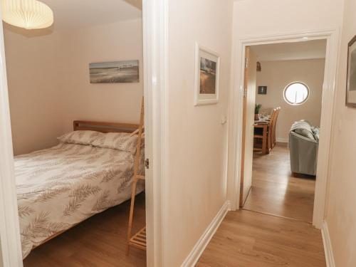 una camera da letto con un letto e una sala da pranzo di Awel y Môr a Burry Port