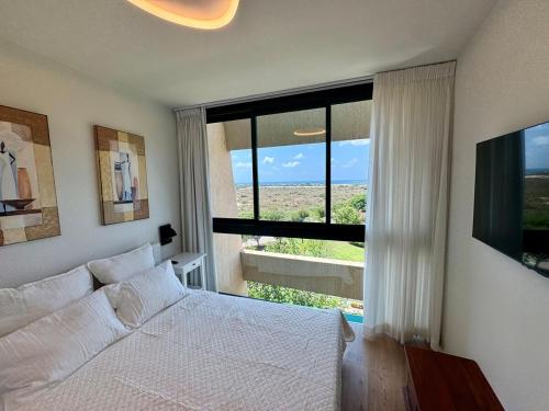 Ein Bett oder Betten in einem Zimmer der Unterkunft Caesarea -Sunset Sea View