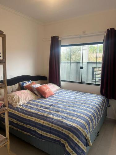 Ένα ή περισσότερα κρεβάτια σε δωμάτιο στο Casa por diária na praia itapoa