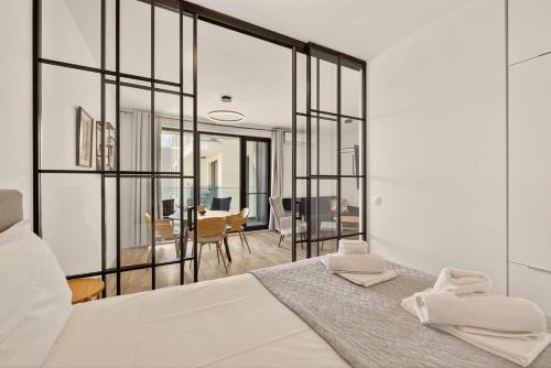 une chambre avec un grand lit et une salle à manger dans l'établissement Artistic space in Azur Premium, à Varna