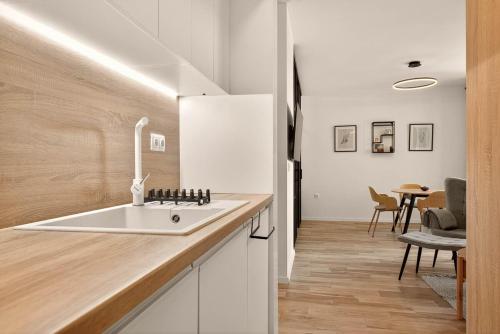 - une cuisine avec un évier blanc et une table dans l'établissement Artistic space in Azur Premium, à Varna