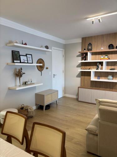 a living room with a couch and a table at Apartamento espaçoso Praia Brava in Itajaí
