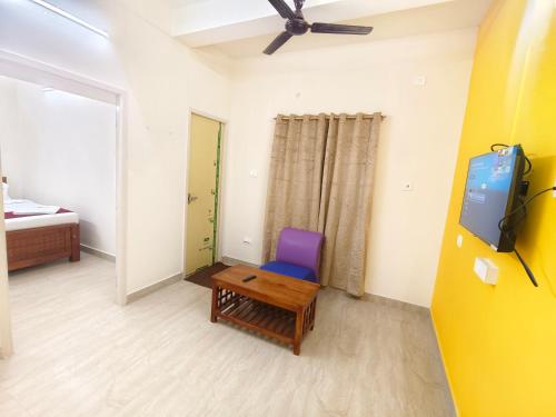 Una televisión o centro de entretenimiento en Skyry Residency