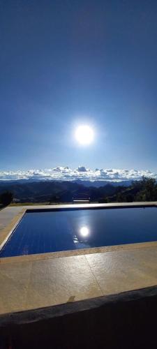 Caparaó VelhoにあるCasa por do Solの山の景色を望むプール