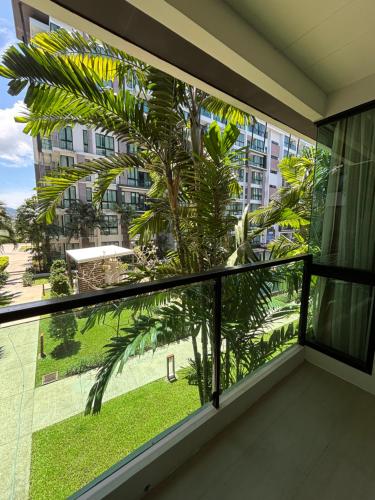 balcone con vista su una palma di Modern studio Royal lee the terminal phuket airport a Ban Bo Han