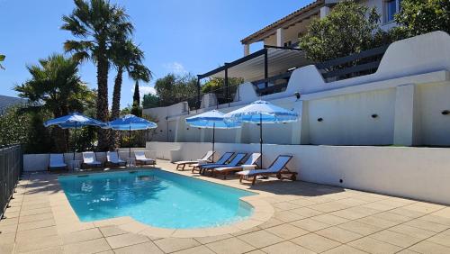 Πισίνα στο ή κοντά στο La Bohem'Azur Villa Golfe St Tropez 170m2 5 chambres Piscine Spa Magnifique Vue Dégagée Déco Bohème Chic